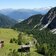 almwiesen und blick auf hohe burg felsen fr