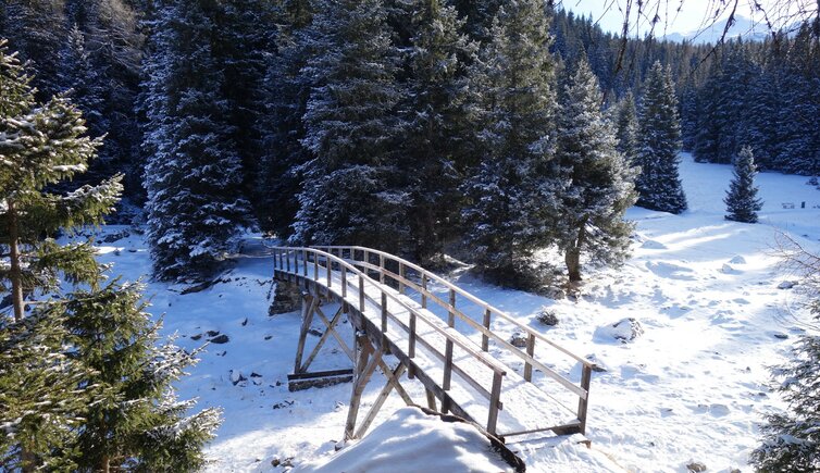 obernberger see bruecke winter schnee