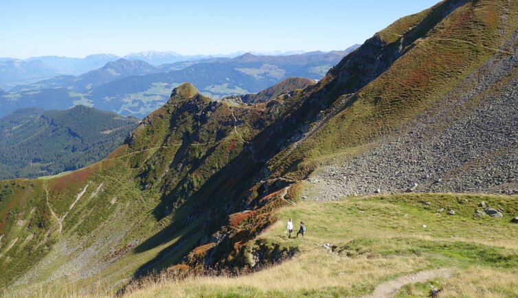 wanderer am weg kellerjoch