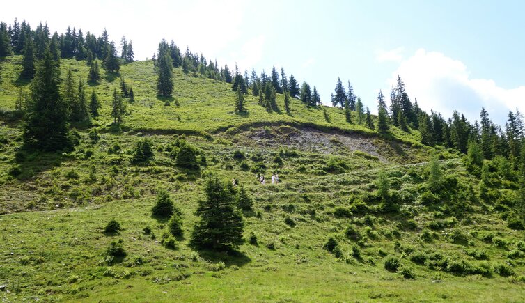 wanderer bei schatzbergalm