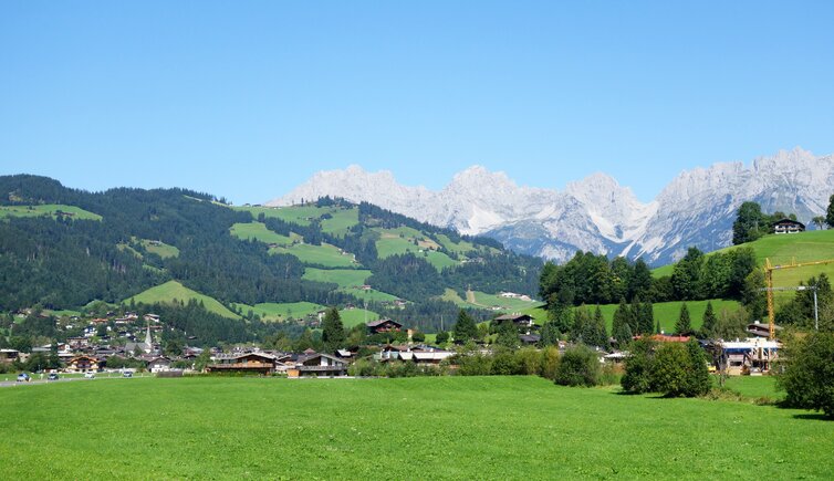 reith bei kitzbuehel dahinter kaisergebirge