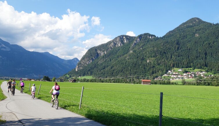 zillertal radweg bei bruck radfahrer