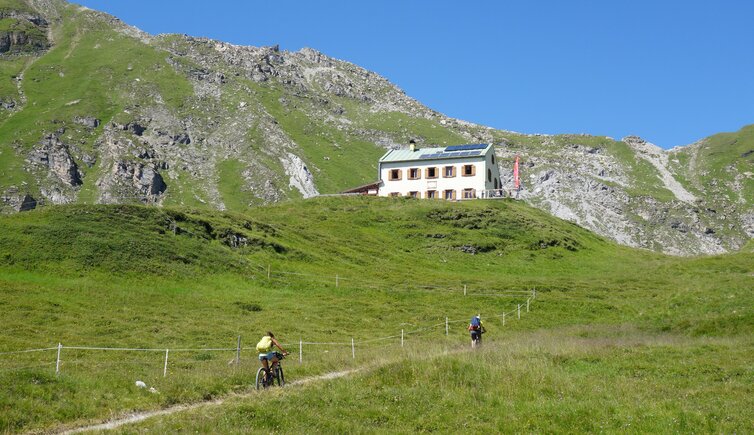 mountainbiker bei padasterjochhaus