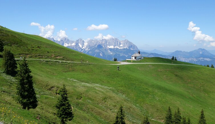 st bernhard kapelle am hahnenkamm dahinter kaisergebirge