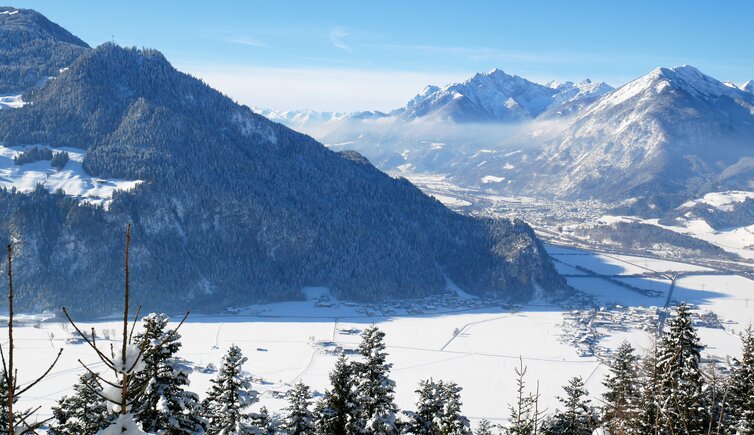 winter blick auf inntal und eingang zillertal bei strass im zillertal