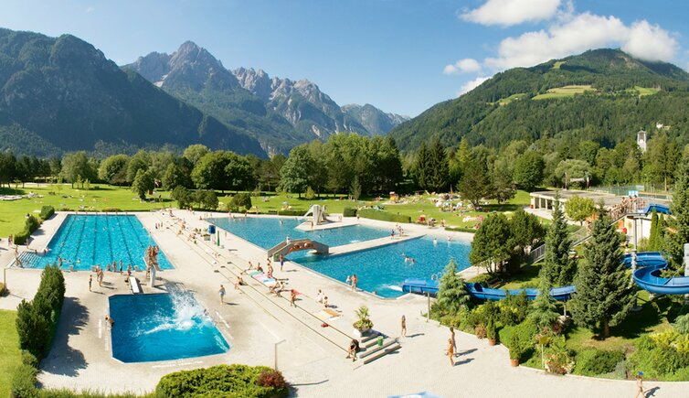 FB Dolomitenbad Freibad mit Blick auf die Lienzer Dolomiten