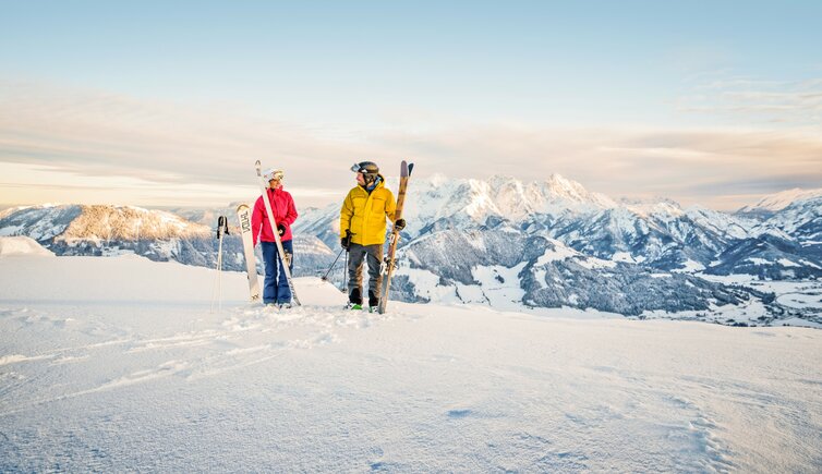 skifahrer vor winter bergkulisse